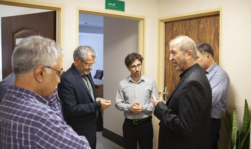 بازدید سرزده دکتر فرهاد دانشجو از واحدهای مختلف دانشگاه 